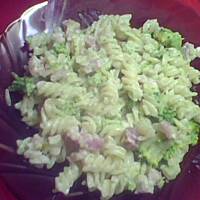 makaron z boczkiem i brokułami