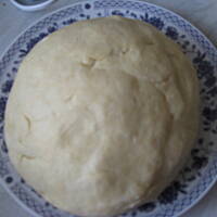 Delikatne i kruche rogaliki z powidlami