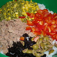 sałatka z ryżem tuńczykiem i warzywkami