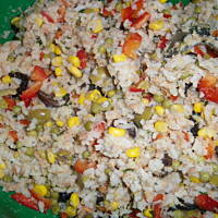 sałatka z ryżem tuńczykiem i warzywkami