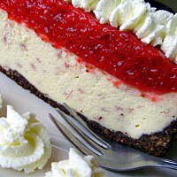 Sernik z białą czekoladą i morelami lub truskawkami