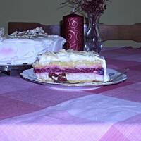 Wykwintny tort korzenny z malinami