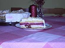 Fot. kola, Wykwintny tort korzenny z malinami