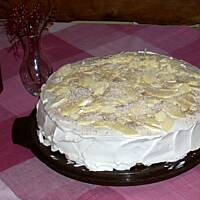 Wykwintny tort korzenny z malinami