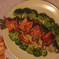 Pstrąg z boczkiem i brokułami na ostro