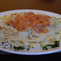 Makaron  śmietanowo-cukiniowy z wędzonym łososiem