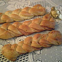 Drożdżowe warkoczyki