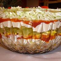 Kebabowa sałatka z piersi kurczaka warstwowa