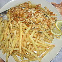 Pieczony pstrąg w sosie migdałowym