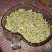 Sałatka z makaronu i sera żółtego