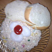 Pyszna sałatka z ryżem i tuńczykiem