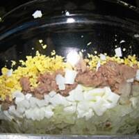 Sałatka z tuńczyka cebuli i jaja szybka i smacza