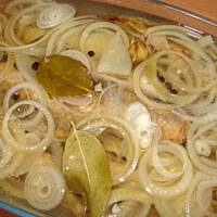 Opiekane śledzie w zalewie octowej