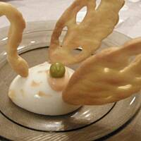 Łabędzie na jajach