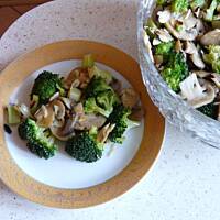 Sałatka z brokułami pieczarkami i migdałami
