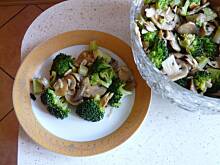 Fot. eva67, Sałatka z brokułami pieczarkami i migdałami