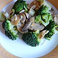 Sałatka z brokułami pieczarkami i migdałami