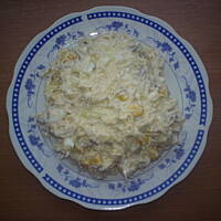 Sałatka z makaronem ryżowym i kukurydzą