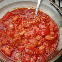 Pikantne krewetki w sosie pomidorowym kasiuli