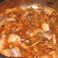 Śledzie w sosie z pieczarkami