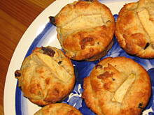 Fot. arabis, Pełnoziarniste drożdżóweczki z jabłkiem i śliwkami