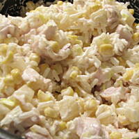 Pyszna sałatka z wędzonym kurczakiem