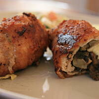 Szwajcar ze schabu z serem pleśniowym i grzybkami