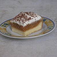 Jabłecznik na biszkopcie z pianką