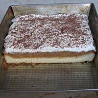 Jabłecznik na biszkopcie z pianką