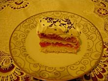 Fot. onlyred, Jabłecznik z bitą śmietaną i galaretką