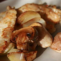 Pstrąg w białej pierzynce na pieczarkach i cebulce