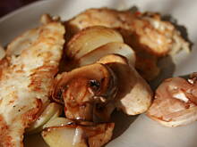 Fot. kasiul_a, Pstrąg w białej pierzynce na pieczarkach i cebulce