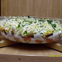 Sałatka warstwowa z cebulkami konserwowymi