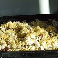 makaron z kiełbasą i pieczarkami zapiekany z serem