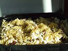 Fot. agkr, makaron z kiełbasą i pieczarkami zapiekany z serem