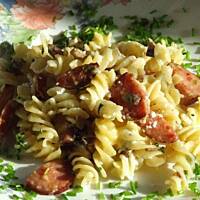 makaron z kiełbasą i pieczarkami zapiekany z serem