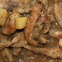 Aromatyczny gulasz ze schabu w jabłkowym sosie