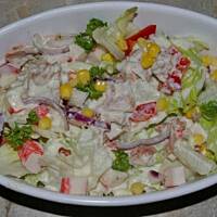 Sałatka z tuńczykiem i paluszkami krabowymi