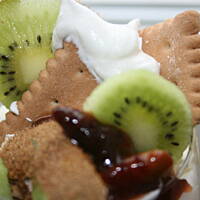 Zielone pucharki  - Krem z kiwi z bitą śmietaną