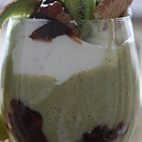 Zielone pucharki  - Krem z kiwi z bitą śmietaną