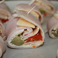 Rolowane koreczki z szyneczką i serem kasiuli