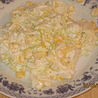 Salatka delikatna z ananasem kukurydza i porem