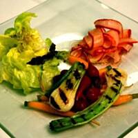 Salatka slodko kwasna z grillowana cebula