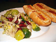 Fot. małpiatka, Lekka sałatka z brukselką i grzankami serowymi