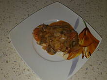 Fot. lastra, Pierś kurczaka w sosie pomidorowo-pieczarkowym