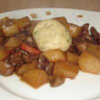 Wołowina w sosie piwnym z chrzanowymi kluskami