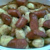 Ziemniaczki Zapiekane z Kurczakiem i Kielbasa