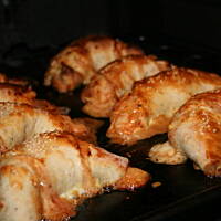 Pikantne rogale z serem - sosem i cebulką kasiuli