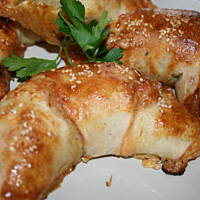 Pikantne rogale z serem - sosem i cebulką kasiuli