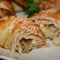 Pikantne rogale z serem - sosem i cebulką kasiuli